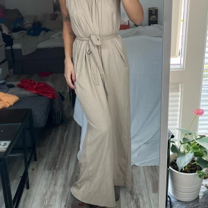 Byxdress HM - Byxdress från HM med knytband, använd ett fåtal gånger under sommaren 