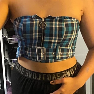 Croptop från zaful stl M - Jättefin topp köptes från sellpy för nån månad sen men tyvärr en aning för liten för mig. Jag har vanligtvis m men som man ser på bilden så är den lite liten. Inga fel på den annars☺️ 50kr