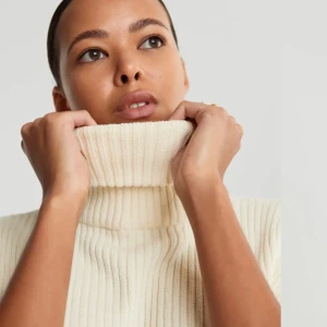 Stickad väst  - Stickad väst i beige. Använt ett fåtal gånger. Storlek Xs.