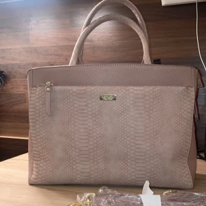 Sprillans ny rosa väska med datorfack  - Sprillans ny väska med datorfack i konstläder från Donna Donna. Aldrig använd då jag fick den i present när jag började plugga men min dator var tyvärr för stor för datorfacket. 