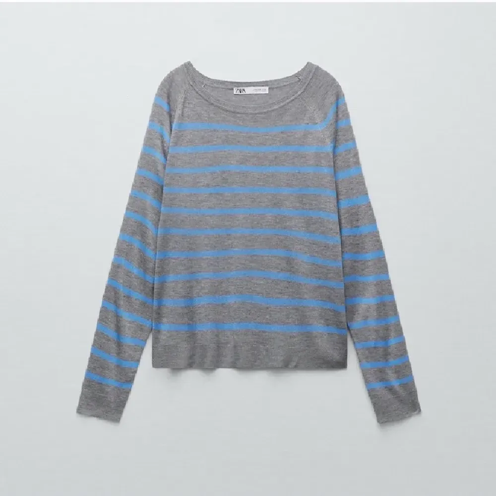 Jättefin tröja ifrån zara i storlek S. Använd fåtal gånger och säljer den då den inte kommer till användning längre. Hör av er vid frågor💕tryck inte på köp nu! . Stickat.