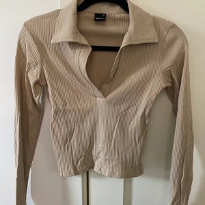 Ribbad tröja med krage  - Beige ribbad tröja från Gina tricot i storlek XS
