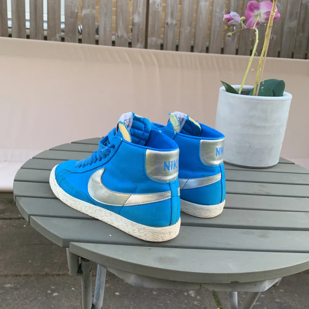 Ett par Nike blazers, limited edition i bra skick Storlek 39, köpta för 1,400  Kan skicka fler bilder om så önskas! . Skor.