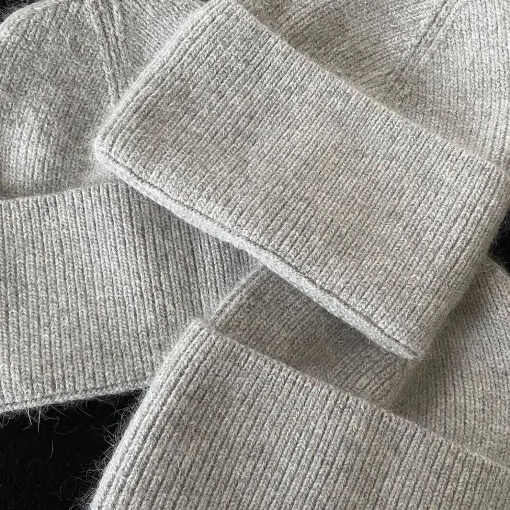 Mössa finns i färgerna vit, beige och grå! Köp gärna på hemsidan cenui.se men här på plick går också bra💕 klicka inte på köp!. Accessoarer.