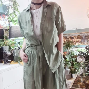 Reto set i siden - Retroset i 100% siden. Märke: Kalida of sweden. Superskönt. Bermuda shorts med elastisk hög midja och kortärmad skjorta. Militärgrön. Enligt etiketen storlek s, men passar utan problem mig (normalt storlek L). Fint skick, Köparen står för frakten.