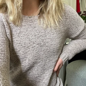 Tröja - Mysig stickad tröja från Sisters. Är väldigt stretchigt material, så funkar i många storlekar. Superfin till hösten! OBS! Frakten är cirkapris.