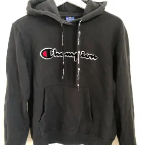 Svart Champion hoodie i storlek medium, den är i fint skick och vad jag vet så går den inte heller att köpa längre i butik eller på hemsidan. Den är ganska liten i storleken men om du är runt 160 som mig så kommer nog den passa perfekt🤩original pris: 699