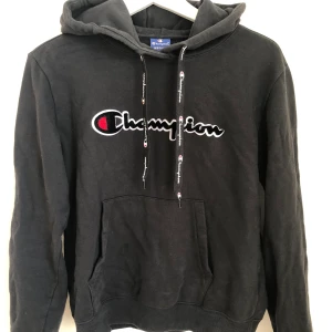 Black Champion hoodie  - Svart Champion hoodie i storlek medium, den är i fint skick och vad jag vet så går den inte heller att köpa längre i butik eller på hemsidan. Den är ganska liten i storleken men om du är runt 160 som mig så kommer nog den passa perfekt🤩original pris: 699