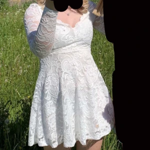 klänning - säljer en jättefin vit klänning då den inte kommer till använding, köparen står för frakten💗