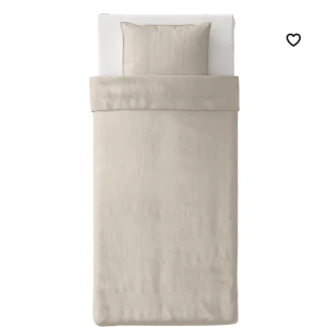 Sängkläder beige  - Sängkläder från Ikea,aldrig använda bara tvättade. Två st påslakan och fyra örngott i samma färg. Går bra att köpa bara ett sett också!  