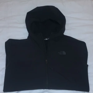 North Face Regn Jacka St. S - Svart North Face Regn  jacka i S. Passar även M och XS. Knappt använd och i gott skick. Inga skador, helt ny. (Helt regntät)  Pris kan diskuteras. ❤️