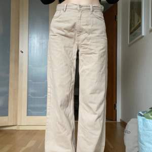 Bruna/beiga jeans från monki o storlek 28 som aldrig används längre. Frakt tillkommer