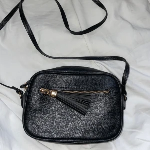 Hm väska  - Liten axelremsväska från Hm. 