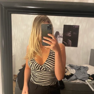 Body med zebra mönster - Säljer denna superfina body med zebra mönster som jag däremot har klippt av så den är mer som ett linne nu och brukar stoppa in den nedre delen i byxan då syns det ej! Den är endast använd 2-3 ggr så därför i toppskick. 