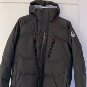 Sail racing  - Säljer min favorit jacka då jag köpte en ny. Den   Är söndrig på dragkedjan då den har gått av på båda sidorna. Men det kan man lätt fixa genom någon tång eller något sådant. Köpte den några år sen och kvitto hitta jag inte