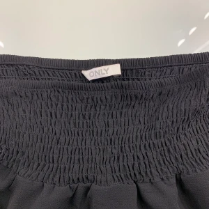 Svart kjol - Svart kjol från only i storlek M. Väldigt fin och sparsamt använd. Nypris 299kr