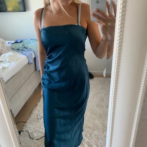 Blå silkesklänning - Jättefin blå silkesklänning, använd en gång till en tema fest.❤️❤️ men är som nyskick