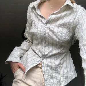 Skjorta - Stretchig skjorta strl M, ganska liten i strl  Fraktkostnad läggs till