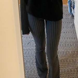 Randiga lågmidjade kostymbyxor - Köpte dessa innan sommaren och bara använt någon enstaka gång💕 sitter superfint på men är lite för korta i benen på mig, är 167 lång