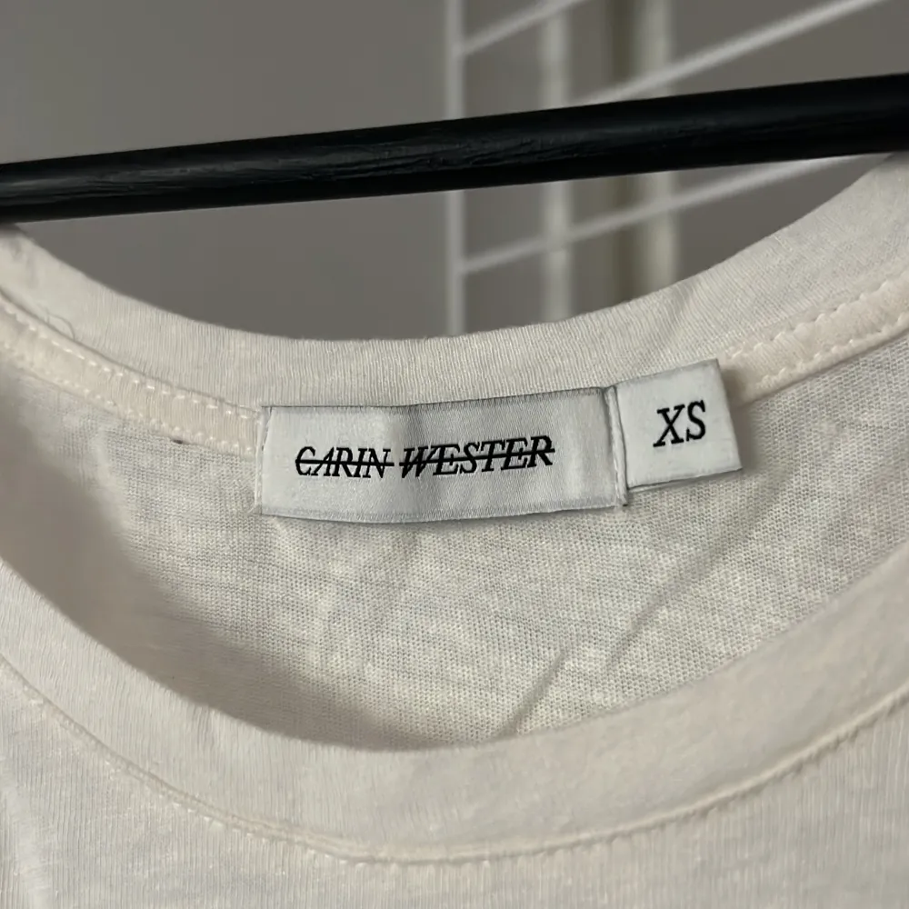 Vitt linne från Carin Westers stl XS, är stor i storleken. Knappt använd och är i bra skick. Köparen betalar för frakt . Toppar.