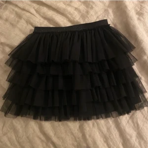 Svart volang kjol  - En svart volangkjol från zara. Använd fåtal gånger och är i bra skick! Kom privat för fler bilder! 💗