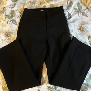 Svarta kostymbyxor  - Kostymbyxor från HM i stl 36, skulle säkert passa 34 också.  I bra skick förutom att sömmen längst ner på båda benen gått upp, så byxorna är lite längre (se bild). Köparen står för frakten ❤️