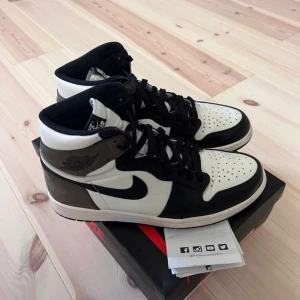 Jordan 1 Mocha storlek 42,5 - Jordan 1 Mocha, storlek 42,5, cond 9/10, pris 4000kr