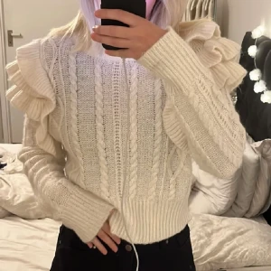 Stickad tröja från Gina tricot  - Säljer denna vita stickade tröja från gina tricot i storlek xxs men är stor i storleken så skulle säga att den är som en Xs. Köparen står för 