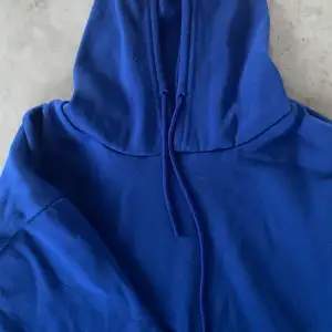 Säljer nu min blåa hoodie som är i nyskick. Den har aldrig riktigt kommit till användning ❣️Passar både tjej och kille den är i storlek M men är liten i storlek men tror den passar i small också 