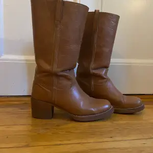 ett par jätte fina bruna boots!! säljer då det ej kommer till användning. De har några skrynklor men annars i bra skick:)) 