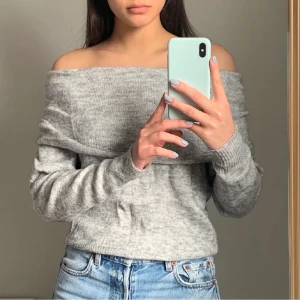 Stickad tröja - En stickad off shoulder tröja i storlek XS.  Köparen står för frakten som ligger på 65 kr och betalning sker via swish<3