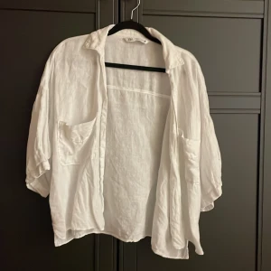 Tshirt linne skjorta  - Skjorta med knappar, knappt använd 