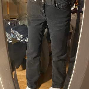 Svarta jeans från weekday i modellen twig som jag säljer eftersom jag snart vuxit ur dom. Har inte hunnit använda dom mycket så dom har inga slitningar.