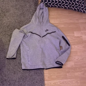 Grå Nike tech fleece - Skick 10/10 nästan aldrig använd Säljer för att den blivit för liten  Säljer den ganska billigt för att det är barnstorlek och dom är lite billigare än vuxenstorlek