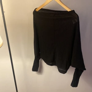 Off shoulder see-trough pullover - Jätte söt och mysig off should topp som är perfekt att sätta på över tex ett linne 