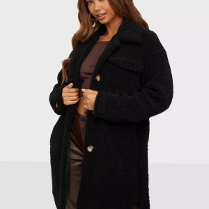 Teddykappa med skärp - Svart teddykappa med skärp. Sparsamt använd. Passar även s och en m skulle jag säga. Skriv för fler bilder 