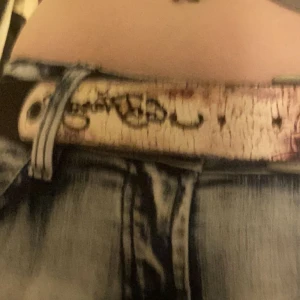 Ed hardy bälte - Syper snyggt Ed hardy bälte. Lite slitet men syns inte jätte mycket. Har super fina detaljer och även lite nitaktiga silver kulor på sidan. Skriv för fler bilder💋 Pris går att disskuteras!