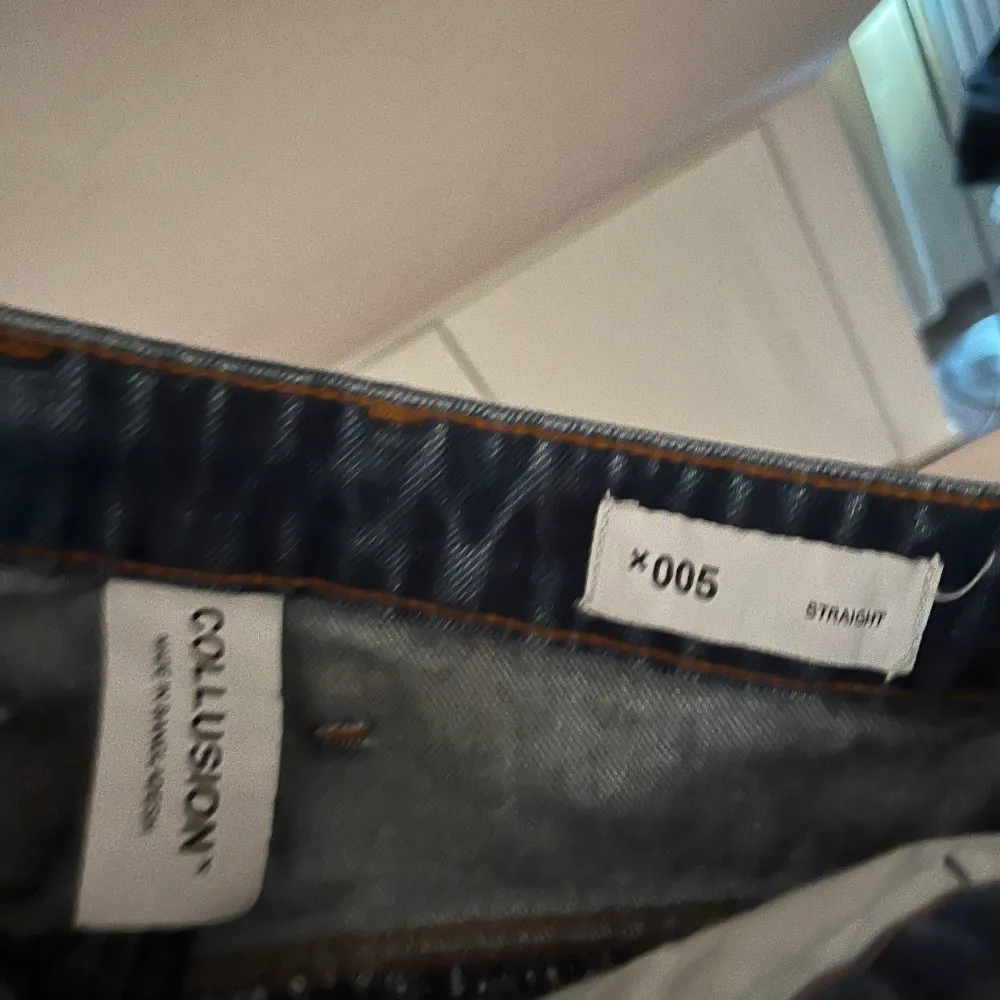 Fina mid rise jeans från ASOS!❤️ Kontakta för mer bilder . Jeans & Byxor.