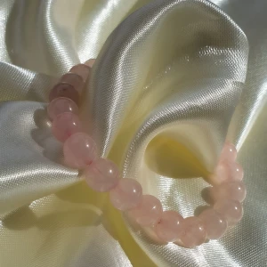 Rose quartz armband  - Riktiga rose quartz crystal armband. Oanvänt och helt ny.  . Finns två styck i lager. . 190/st, 29kr frakt spårbart  . 