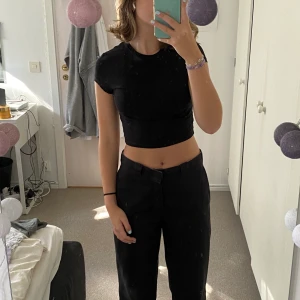 Svart topp från weekday  - Svart topp från weekday i storlek S. Nypris 100kr. Betalning via Swish ☀️ kom privat vid frågor eller för fler bilder 💗