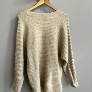 Stickad tröja  - Pösig mjuk stickad tröja. Inte stickig.