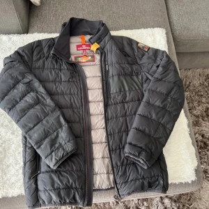Parajumpers jacka - Parajumpers Jacka sälja på grund av att har växt ur den. Pris går o diskutera. 