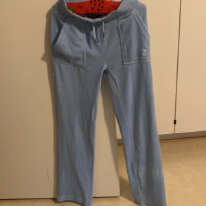 Säljer/ byter juicy couture! - Säljer/byter dessa helt nya oanvända juicy couture i färgen powder blue, storlek xxs. Jag säljer dessa då de inte används, jag tycker inte om färgen och de är lite för korta! Om ni vill byta så skulle jag gärna byta mot storlek s!❣️😸skriv om pris i priv🫶