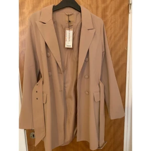 Nude rosa kavaj - Helt ny nude rosa/beige kavaj aldrig använd, då jag köpte fel storlek. Dm vid intresse.