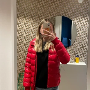 Peak performance jacka - Säljer denna skitsnygga röda jackan från Peak performance då den tyvärr blivit lite liten för mig. Den är i bra skick förutom ett lagat hål på ryggen som ej syns när man har luvan nere då den täcker det. Ordinarie pris 1200 kronor.Skriv privat vid frågor💗