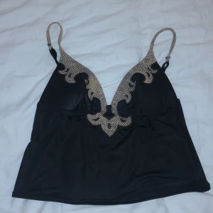 Satin Topp med Push Up St. 36/38 - Satin topp med Push up. Storlek 36/38. Går ner i pris