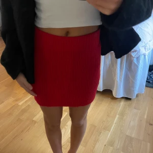 Röd stickad kjol - En röd stickad kjol fåen zara använd en gång, perfekt för jul. 😍  