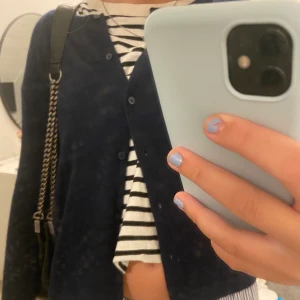 Mörkblå stickad kofta - Mörkblå stickad kofta köpt i en butik i Danmark. Storlek xs, väldigt mjuk och knappt använd 