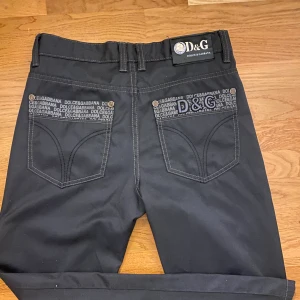 DOLCE & GABBANA JEANS - Säljer dessa galet snygga unika DOLCE & GABBANA JEANSi storlek 32🖤 Midjemått: 44cm  Innerbenslängden: 80 cm. Hör av er vid frågor!