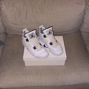 Jordan 4 metallic purple  - Säljer mina Jordan 4s. Dem är i bra skick, lite crease’ ade men ser ända bra ut. Har tyvärr tappat bort kvittot men har kvar kartongen.